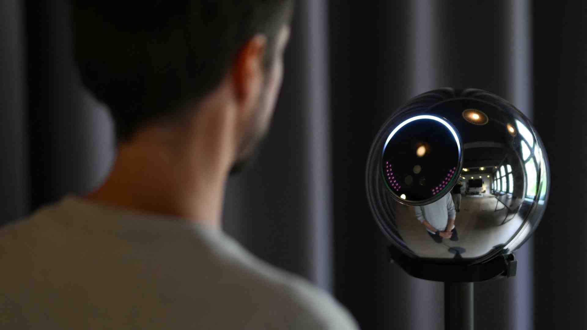 Il creatore di ChatGPT offre soldi a chi si lascia scansionare l'iride