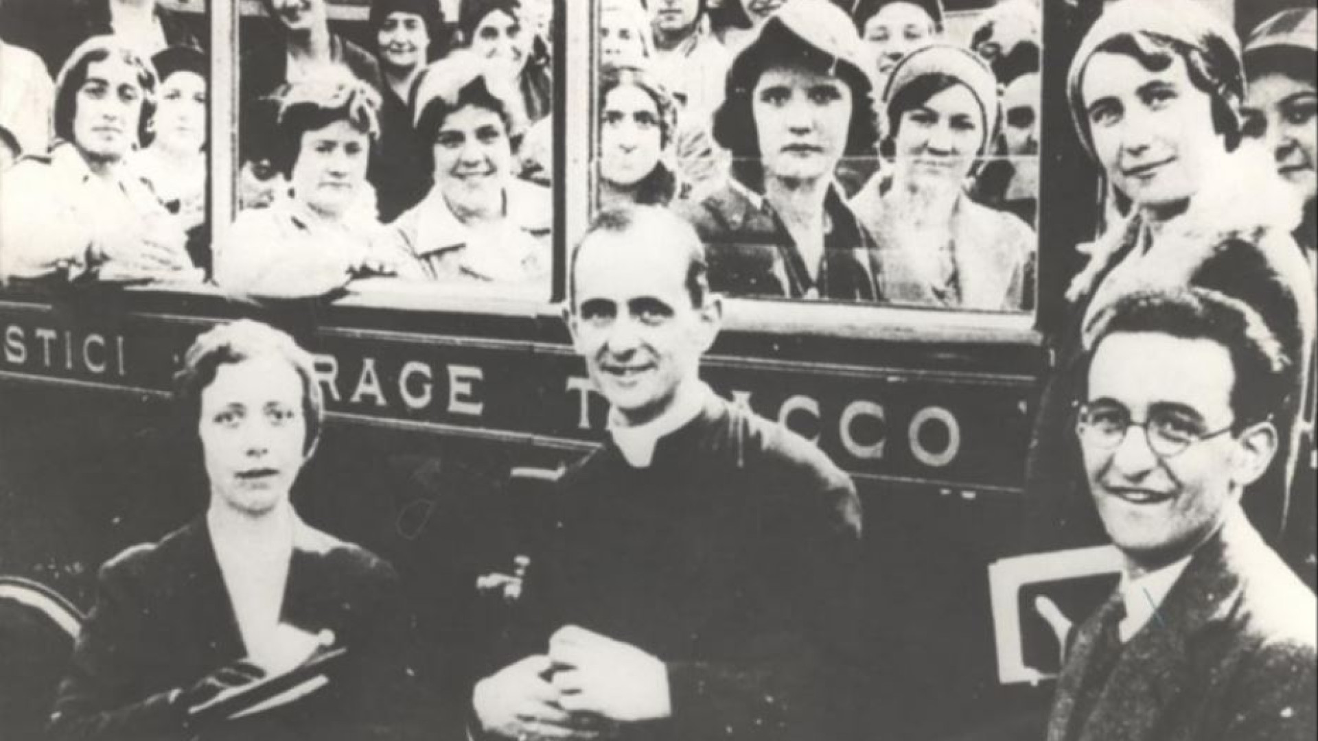 Archivio | Il giovane Montini nel 1932 con un gruppo di aderenti alla Fuci di cui era assistente nazionale, fino a quando fu obbligato a dimettersi per le pressioni del governo Mussolini