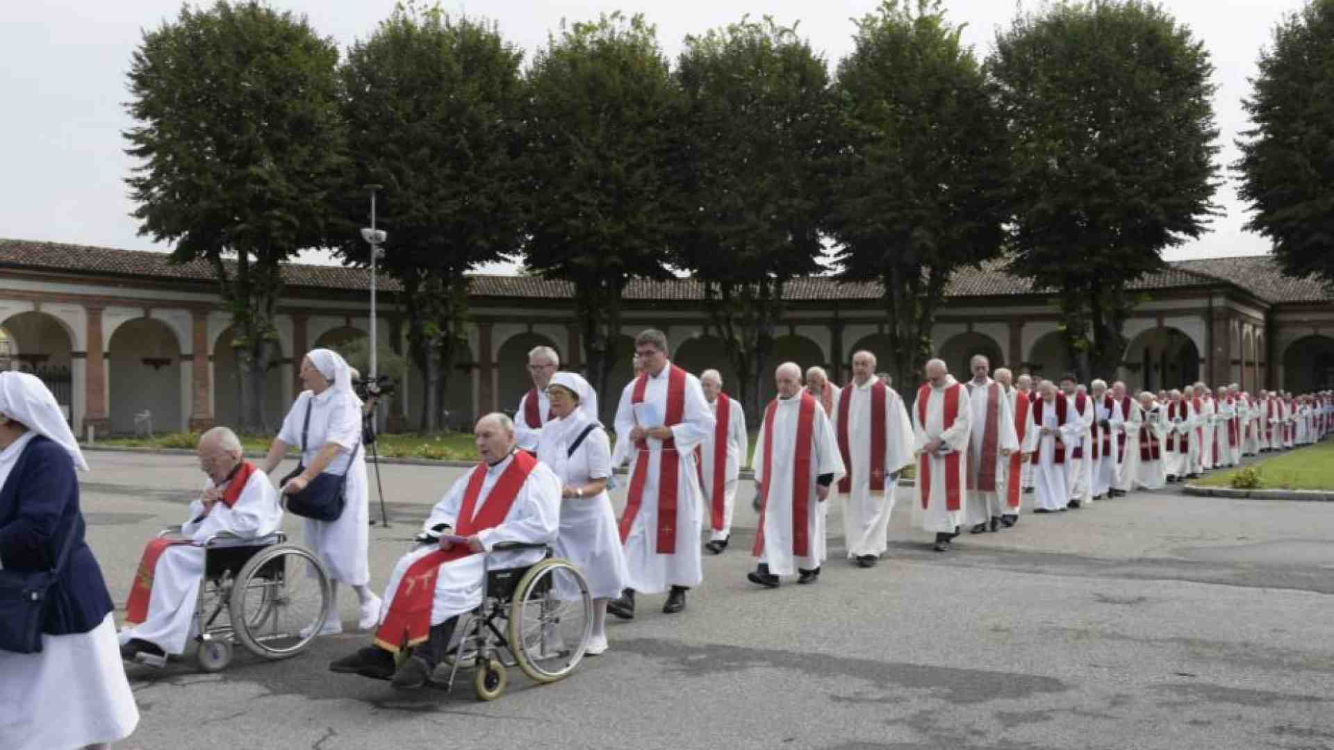 Il Papa: preti anziani e malati, grazie per la vostra testimonianza di vita