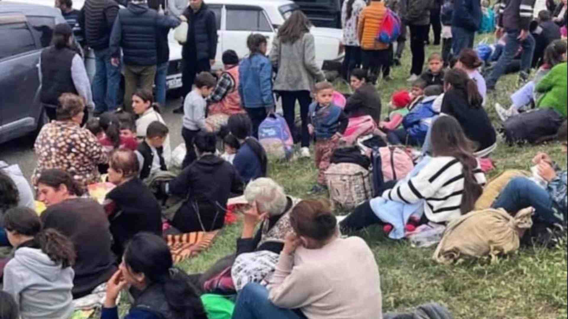 Nagorno-Karabakh, la tregua regge e gli armeni scappano