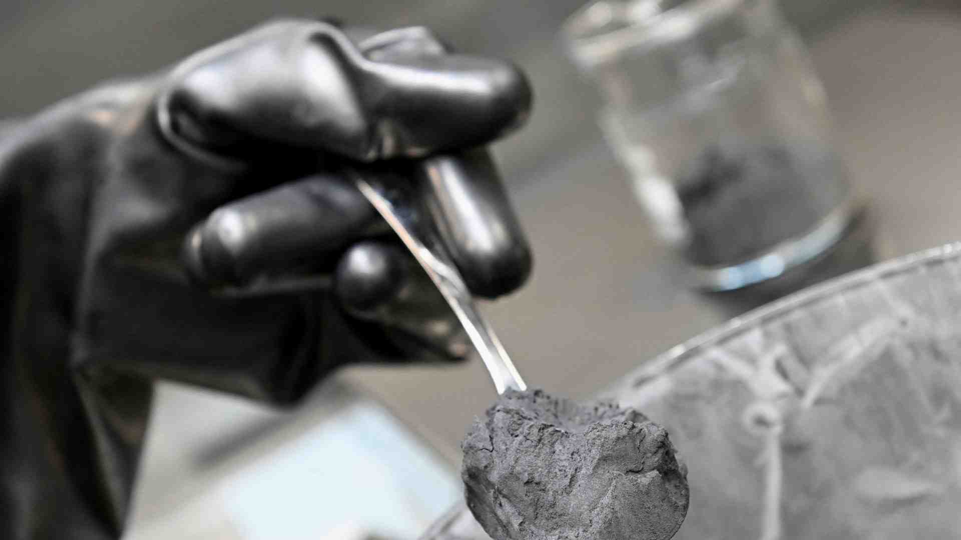 Auto elettriche, lo stop cinese alla grafite apre la sfida sui materiali