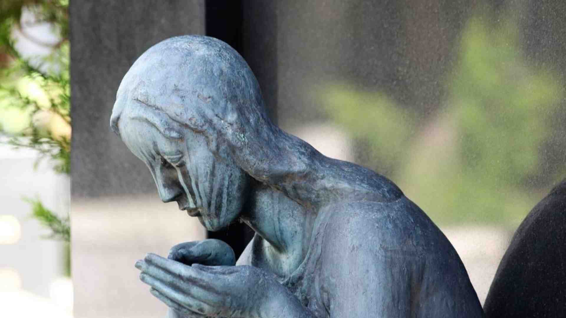 Profili e frasi dei defunti online. Ma la vita eterna digitale è un'illusione