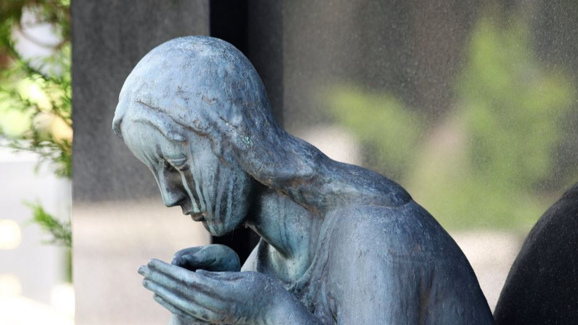 Profili e frasi dei defunti online. Ma la vita eterna digitale è un'illusione