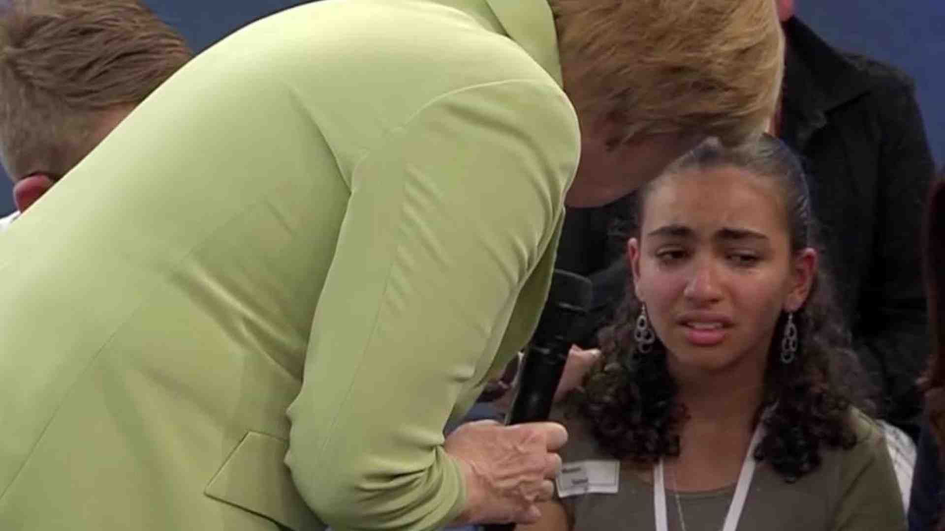 Pianse con Merkel, è contro Israele. Politici: «La palestinese va espulsa»