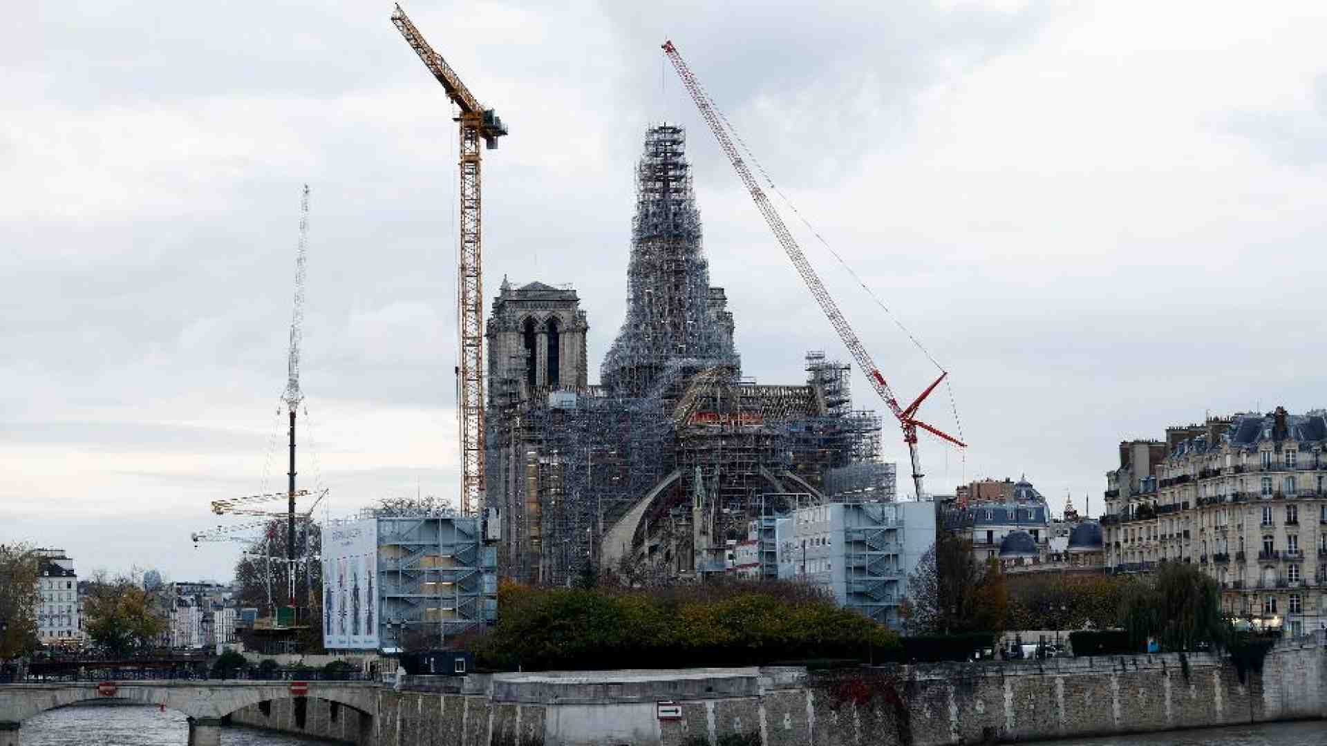 A Parigi rispunta la guglia della Cattedrale di Notre-Dame