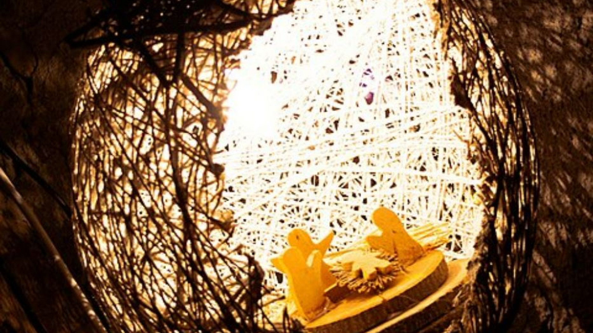 La luce del Natale nel borgo dei cinquecento presepi