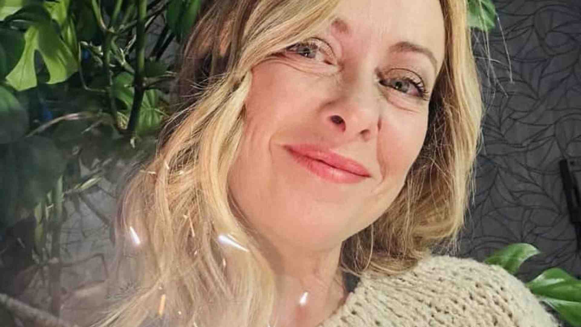 Meloni accorpa amministrative ed europee. Il Veglione di Giambruno con Lollo e Arianna