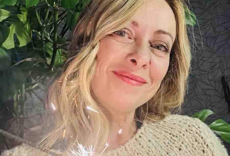 Meloni accorpa amministrative ed europee. Il Veglione di Giambruno con Lollo e Arianna