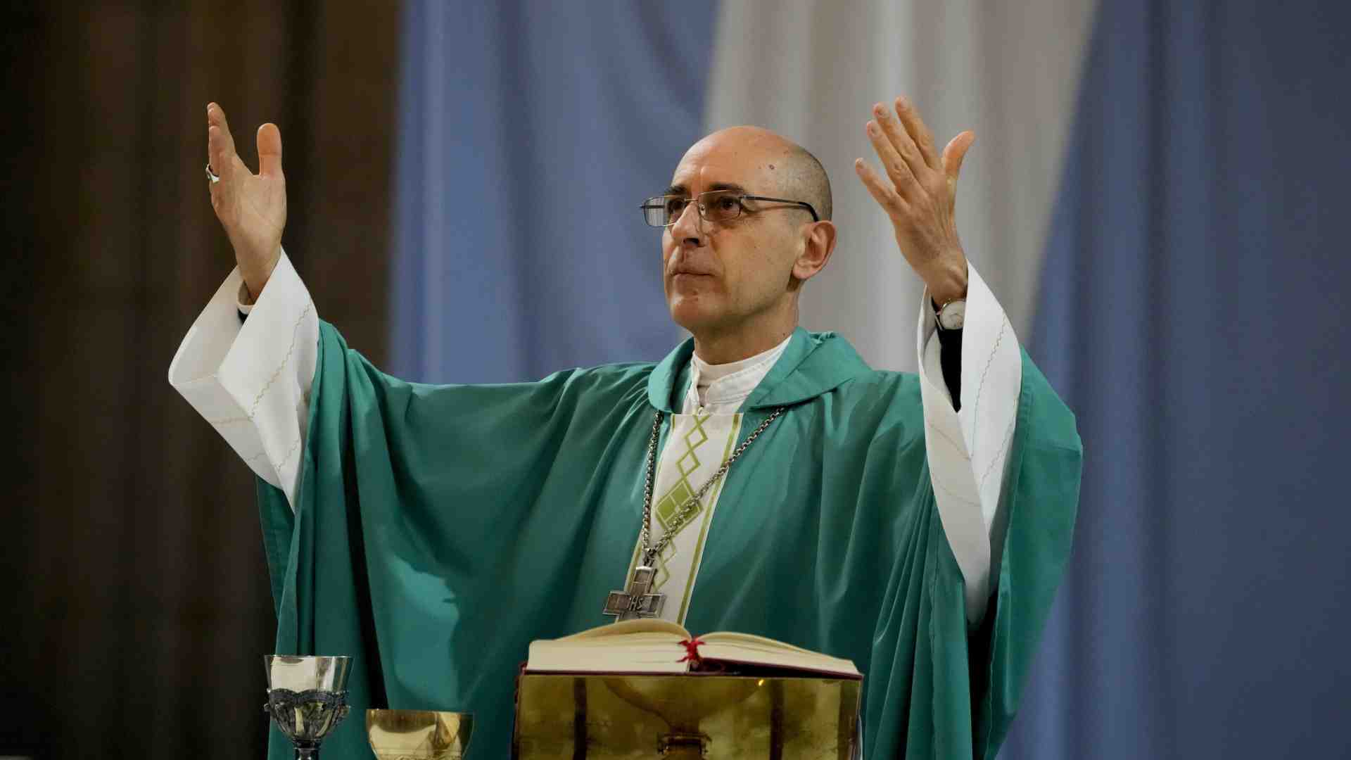 Benedire le coppie irregolari, ma "in dieci o quindici secondi". Le precisazioni del cardinale Fernández