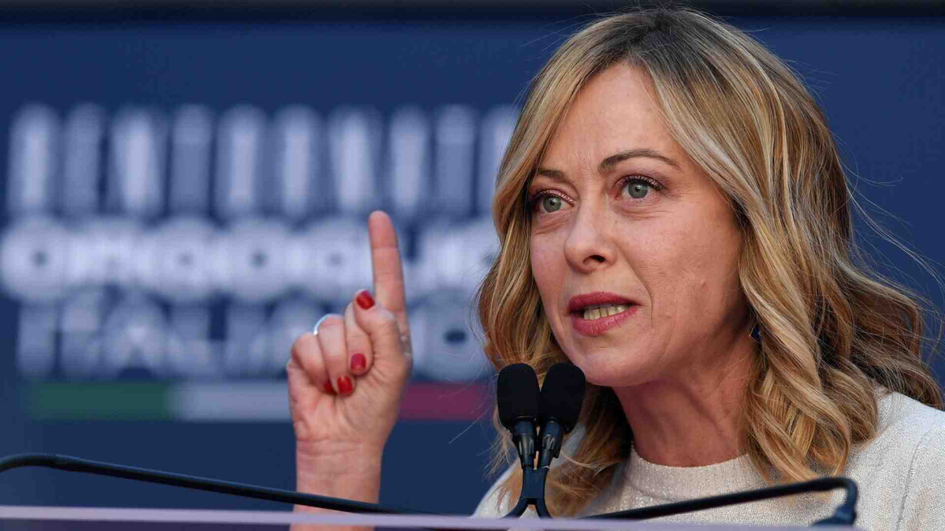 Meloni pronta alla sfida tv con Schlein: indizi per la candidatura alle europee