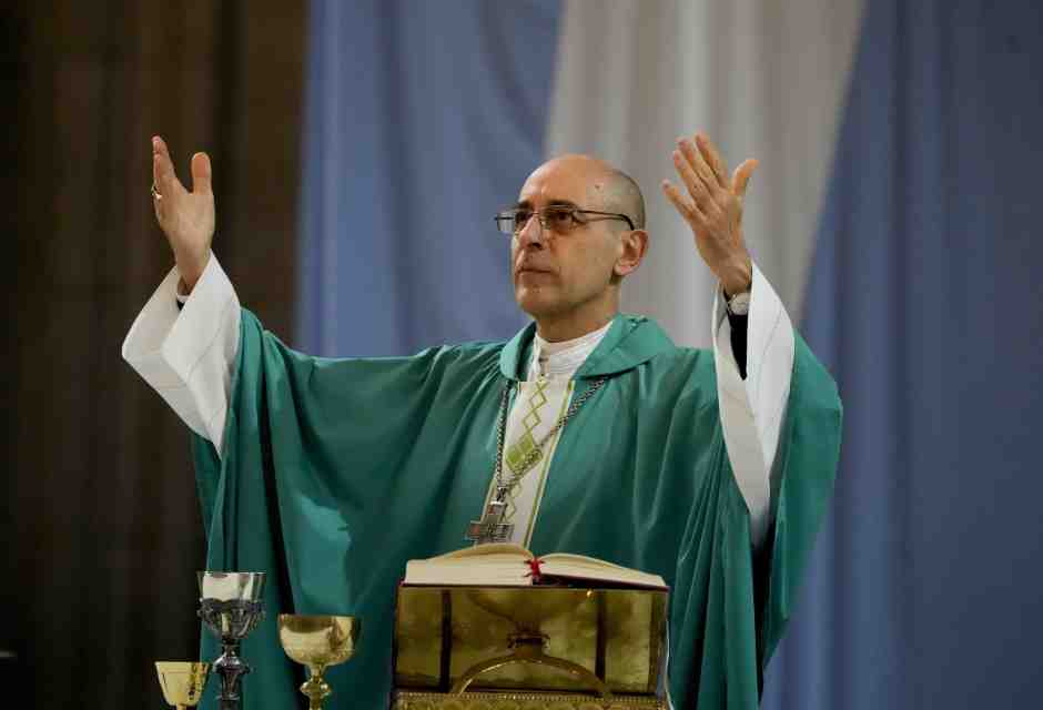 Benedire le coppie irregolari, ma "in dieci o quindici secondi". Le precisazioni del cardinale Fernández