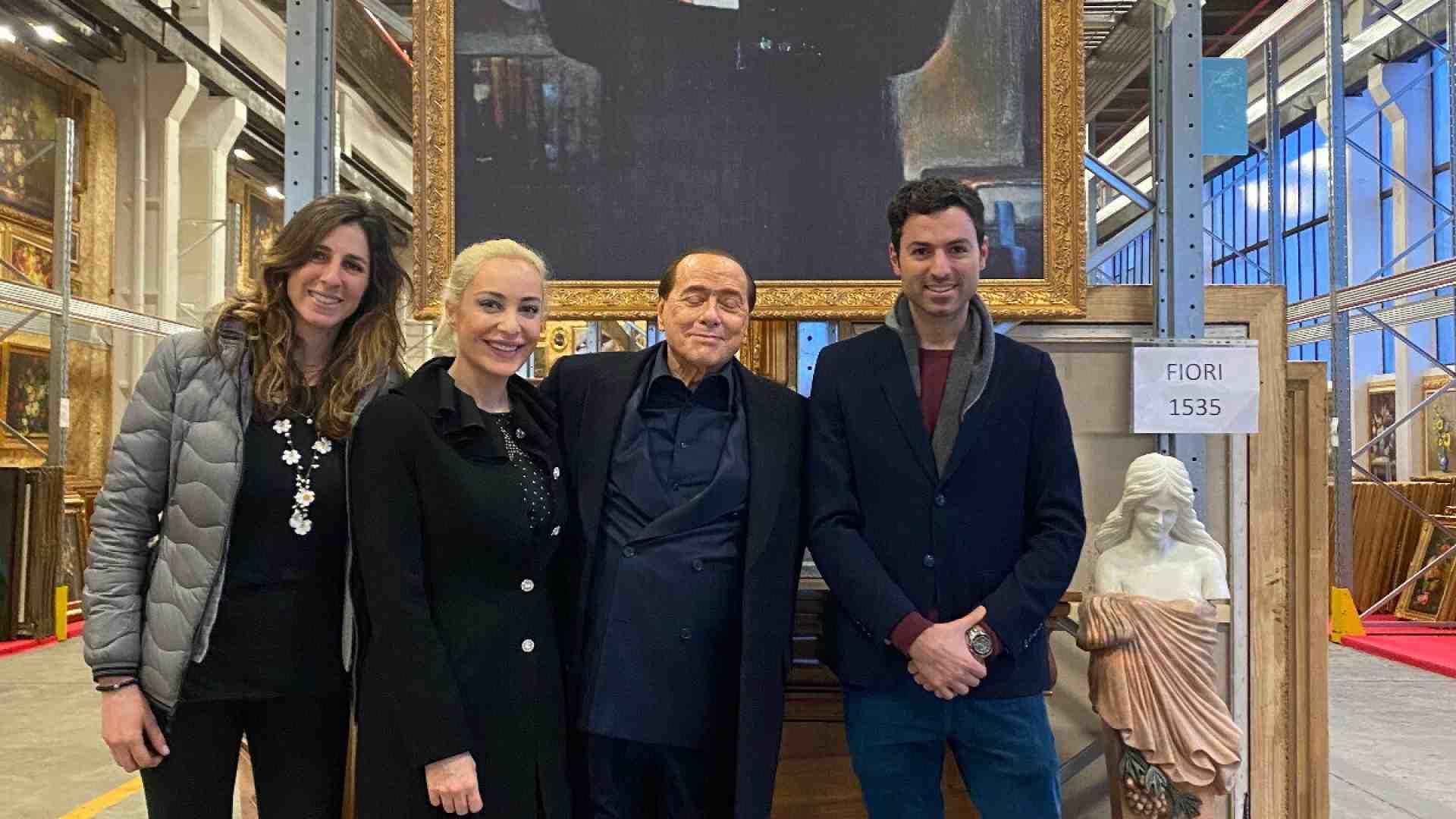 Tutta l'arte del Cav, dalle televendite all'hangar