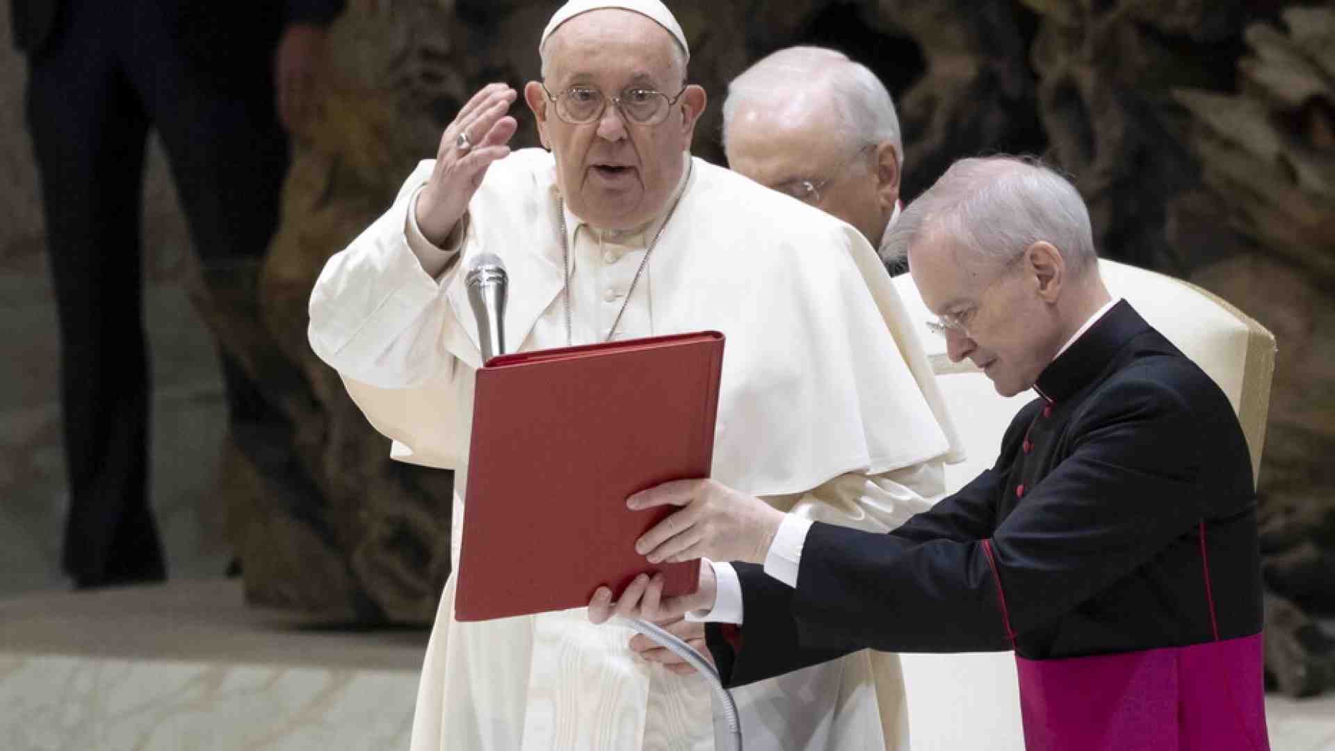 Papa Francesco sulla maternità surrogata: “Proibire la pratica a livello universale"