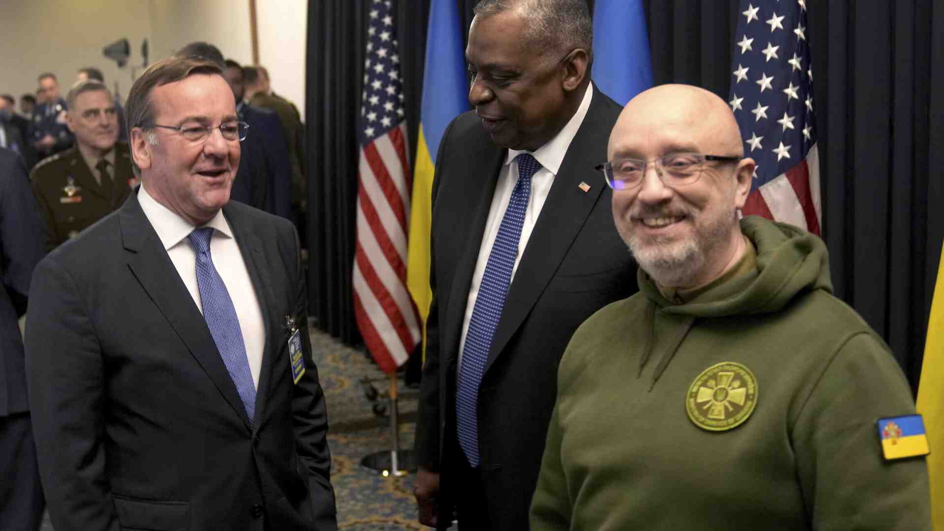 Zelensky al vertice di Ramstein ha una richiesta secca: "Carri armati". Non li ottiene e a Berlino si protesta