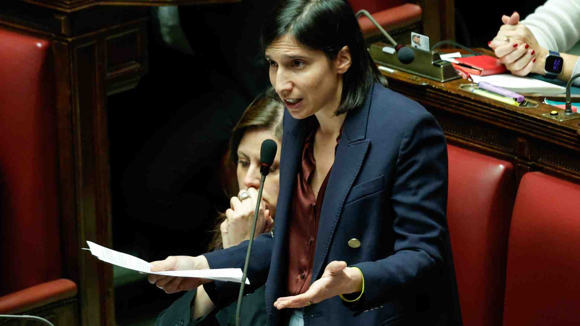 Le priorità di Schlein: Acca Larentia prima di Kyiv. Conte felice