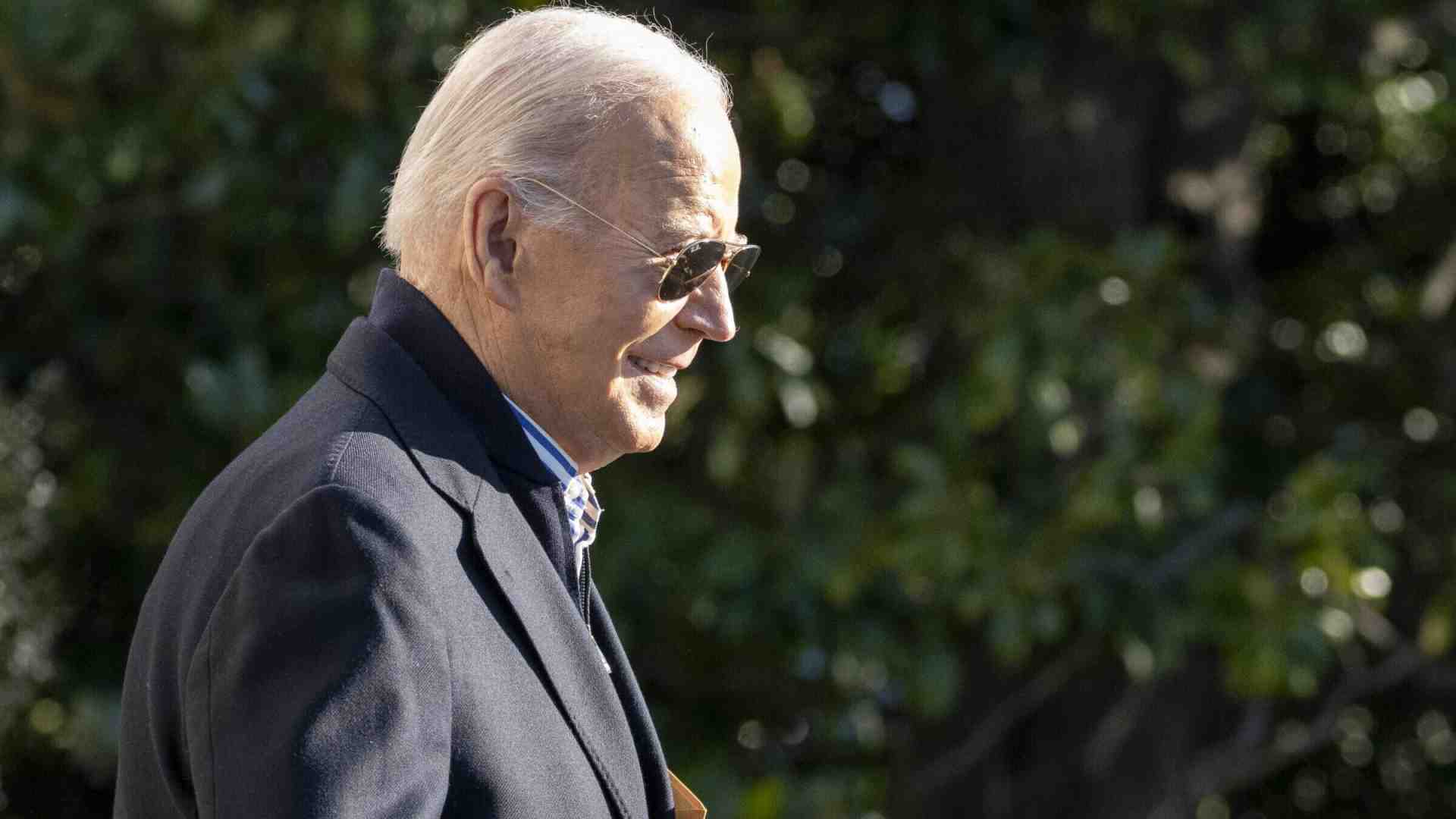 Attacchi di America e alleati contro gli houthi. Biden: "Non esiteremo" a prendere ulteriori misure