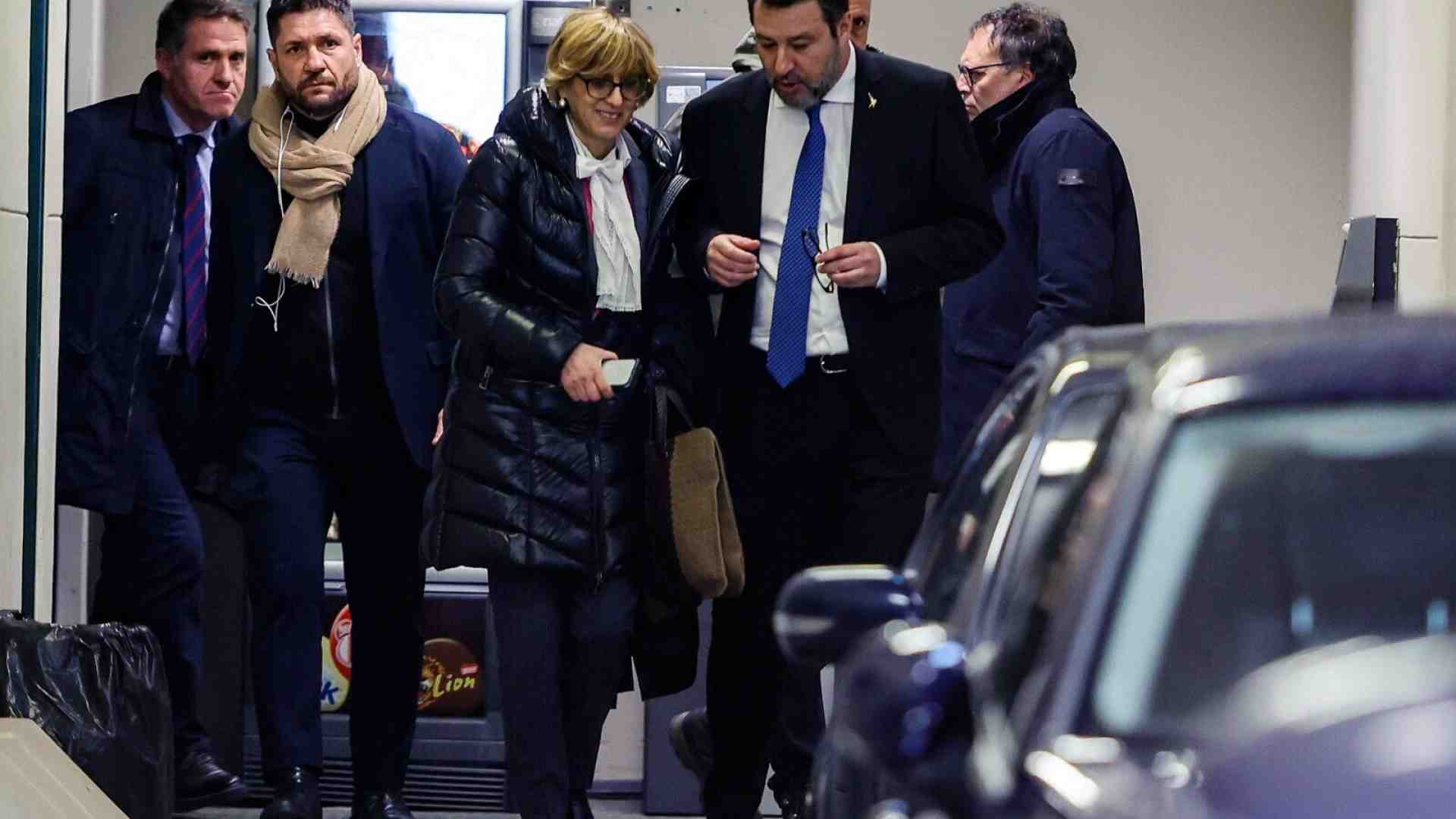 Al processo Open Arms Salvini fa un comizio, ma sui fatti del 2019 cade in contraddizione