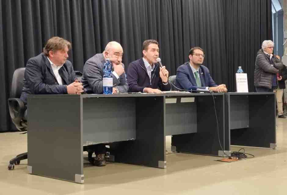 Inseguendo Vannacci in giro per la campagna veronese: bagno di folla tra i putinisti all'Amarone