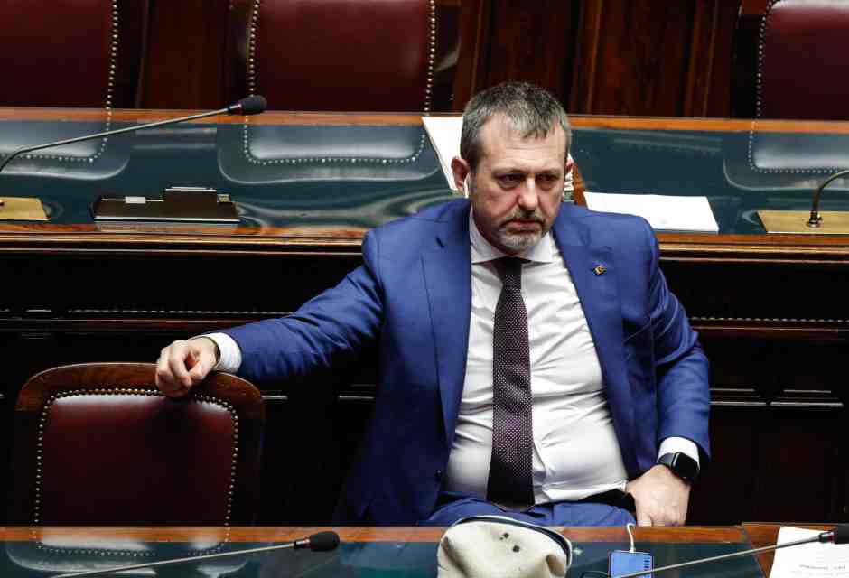 "Delmastro è omertoso: venga in Aula". Opposizioni all'attacco dopo l'intervista di Pozzolo al Foglio