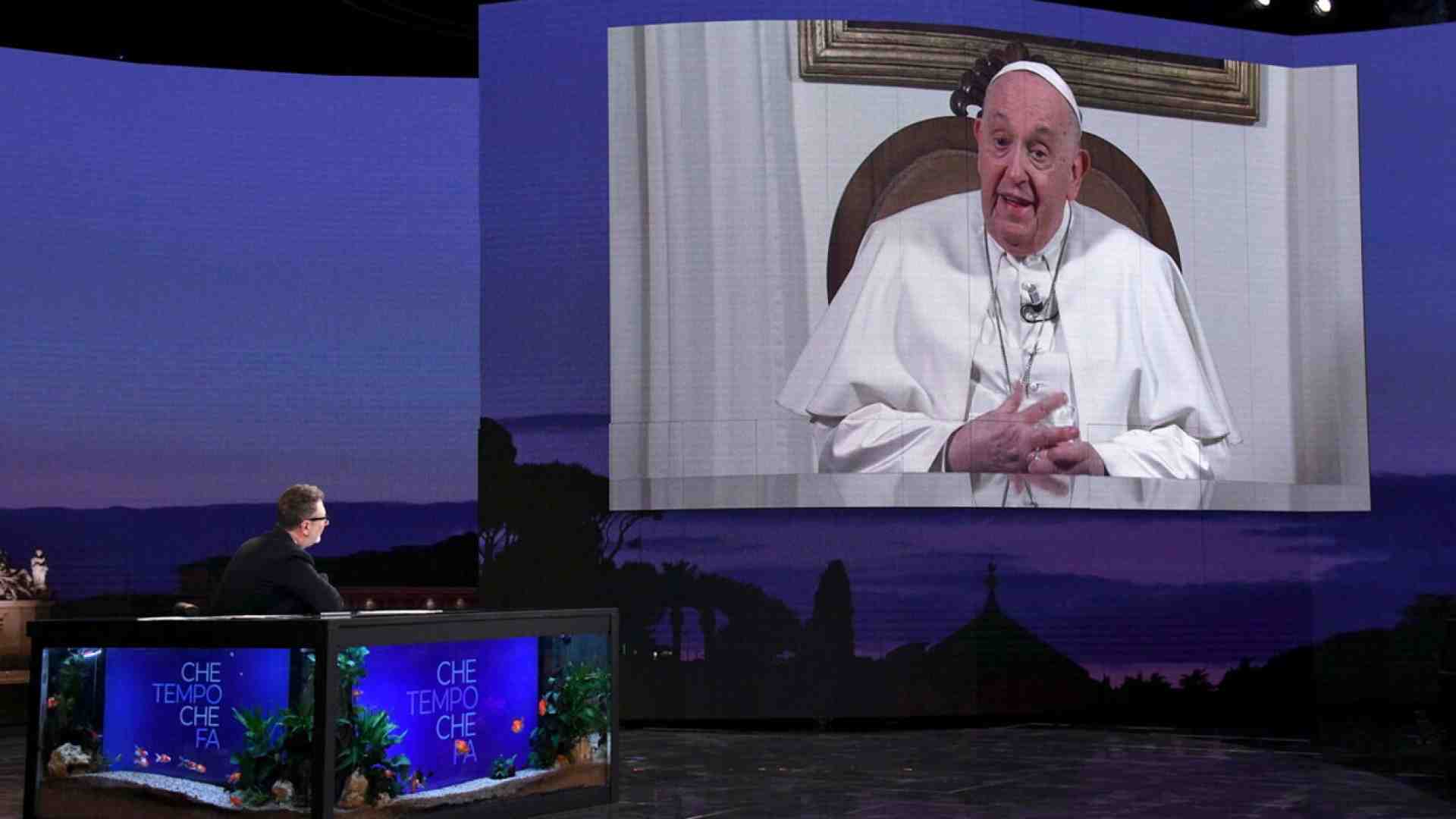 Papa Francesco cede al luogo comune delle armi