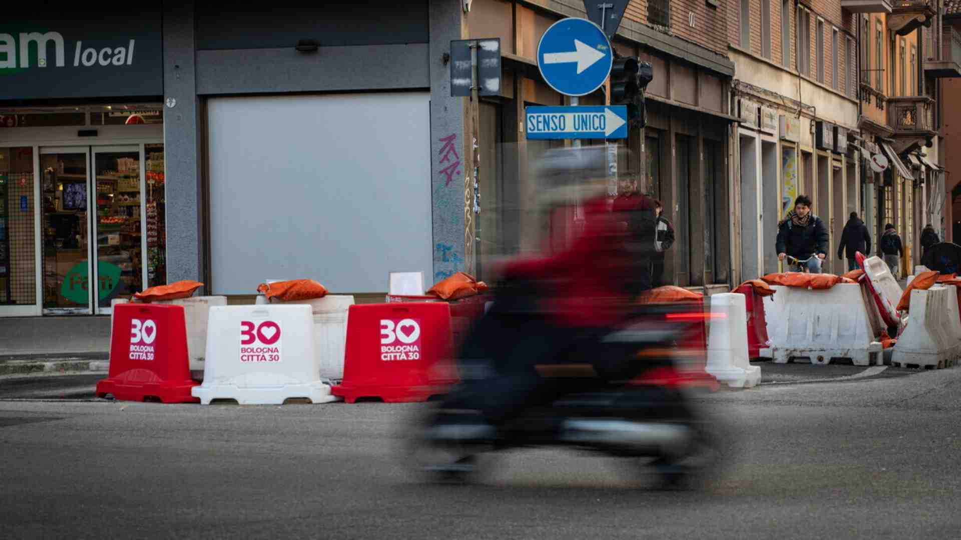Bologna città a 30 all'ora. Ma si litiga per il nuovo limite di velocità