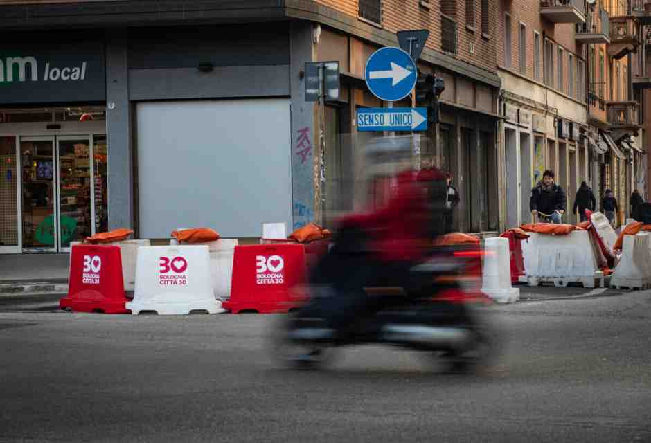 Bologna città a 30 all'ora. Ma si litiga per il nuovo limite di velocità