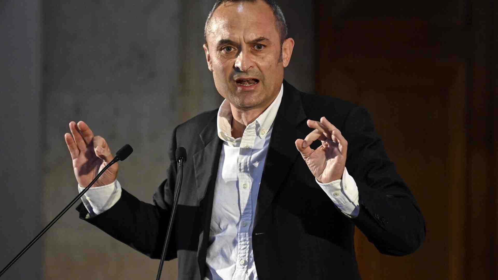 Chi è Enrico Costa, l’uomo che sta facendo impazzire i manettari