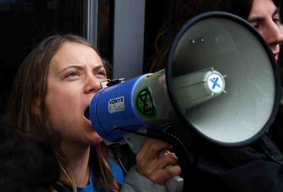 Basta auto elettriche, dicono dal Giappone: e intanto l'Europa si inchina a Greta