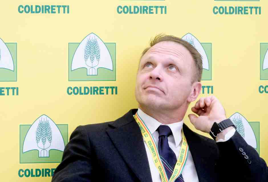 Sulla "carne sintetica", Lollobrigida fa in Europa quello che non fa in Italia