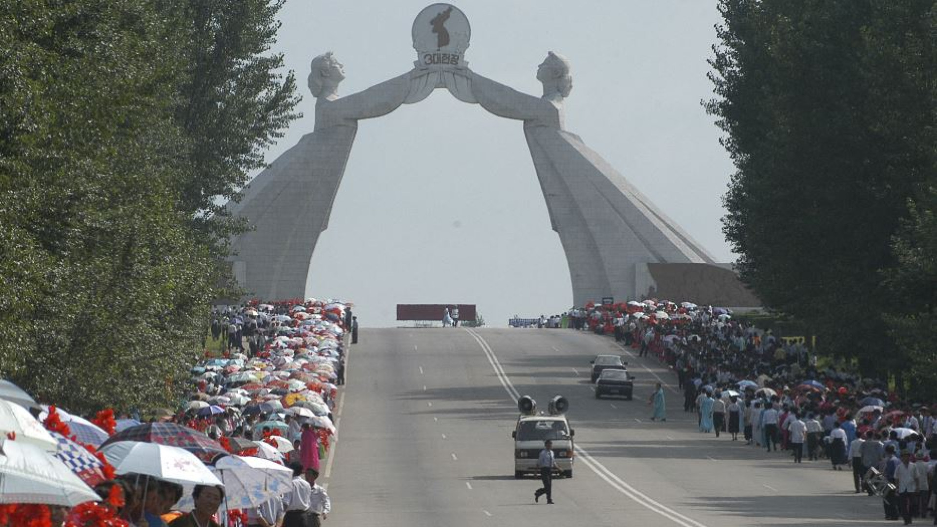 Nord Corea, Kim Jong Un demolisce l'Arco della Riconciliazione con Seul