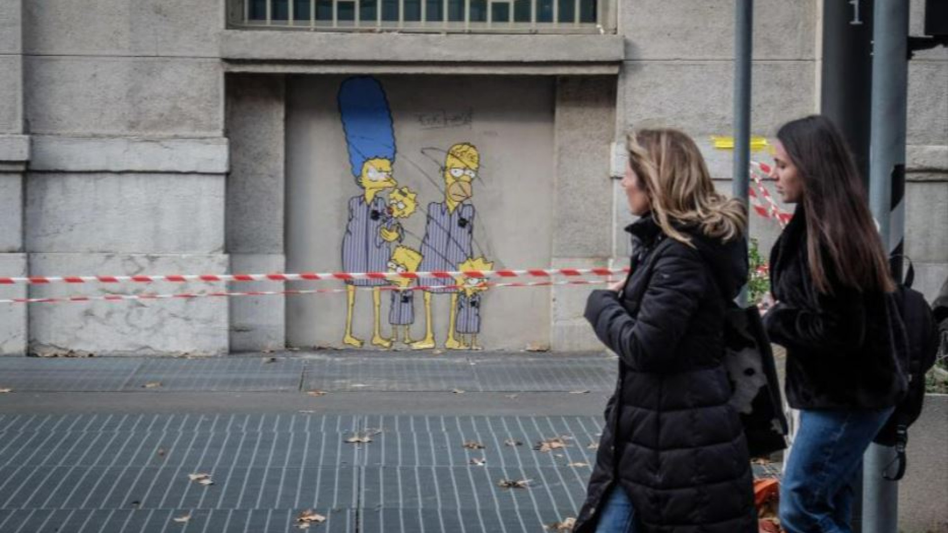 Insulti e cortei, il rinvio del governo non frena le piazze