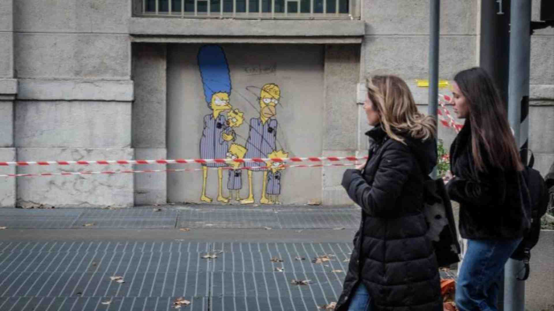 Insulti e cortei, il rinvio del governo non frena le piazze