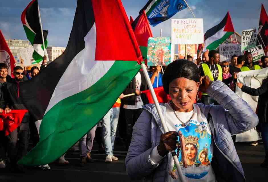Rinviato il corteo pro-Palestina a Roma. Ma gli organizzatori si spaccano: "Sfideremo i divieti"