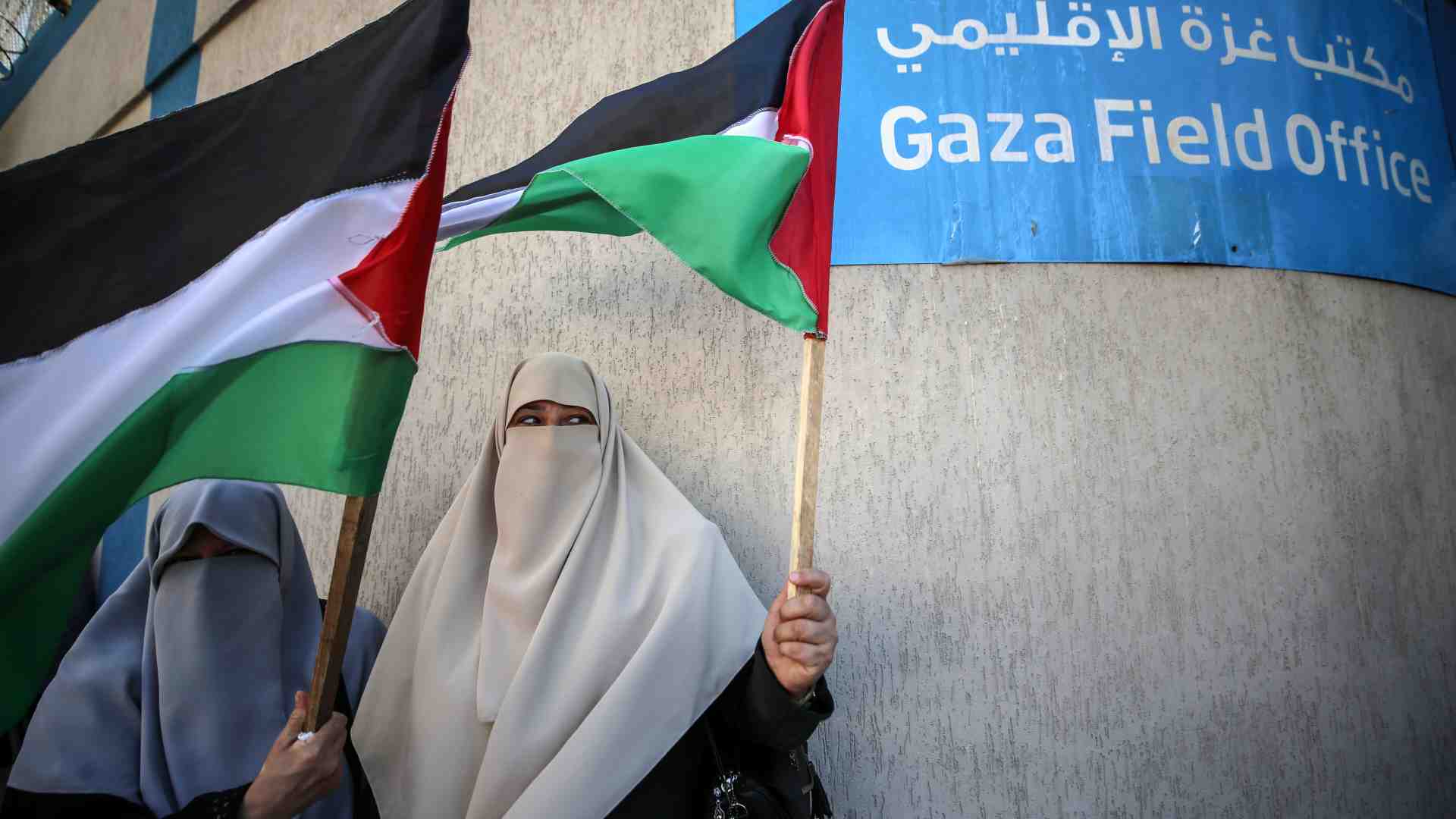 Protesta all'ingresso della sede dell'Unrwa a Gaza City il 7 agosto 2023 (Foto di Majdi Fathi/NurPhoto via Getty Images)&nbsp;<br />