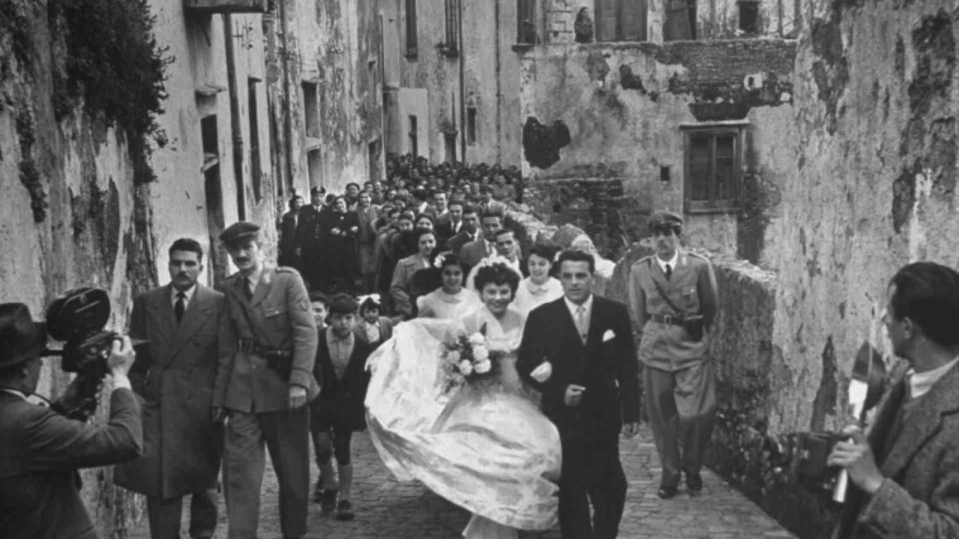 Il matrimonio, dall’altare alla polvere. Oggi regge solo quello civile