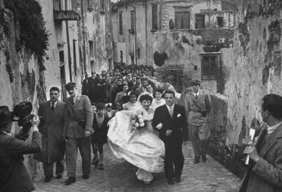 Il matrimonio, dall’altare alla polvere. Oggi regge solo quello civile