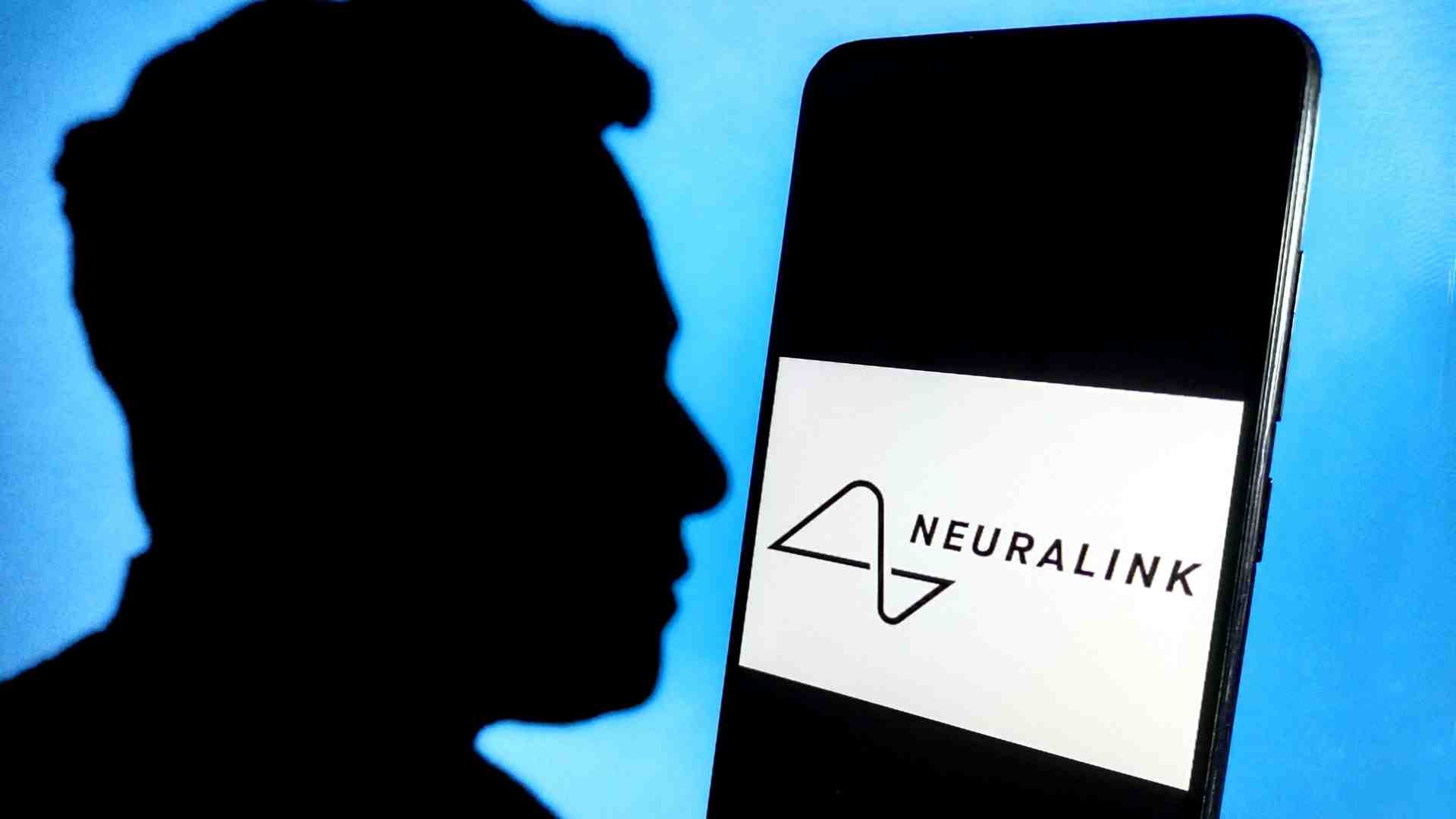 Le sfide di Neuralink tra dubbi degli investitori, polemiche e paure di utenti e politica