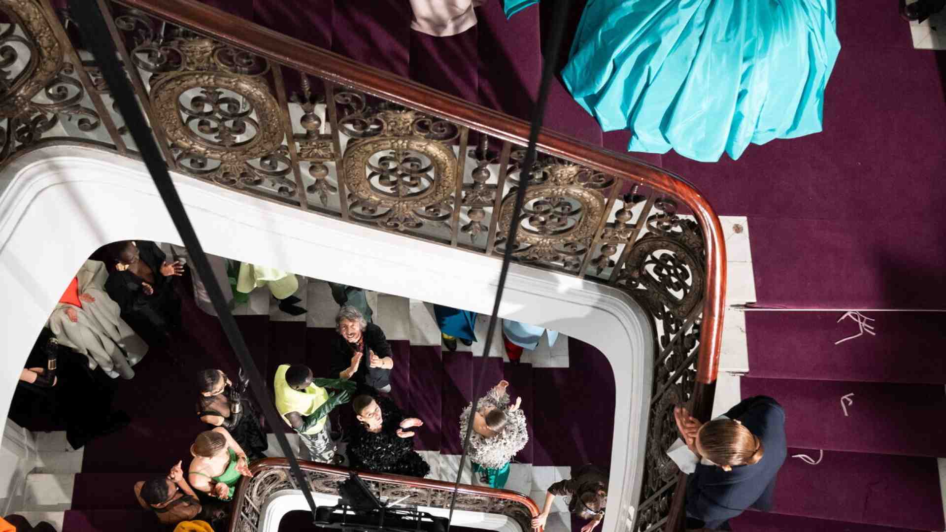 Trame sottili: così i rapporti fra abbigliamento e il potere non sono affatto facili