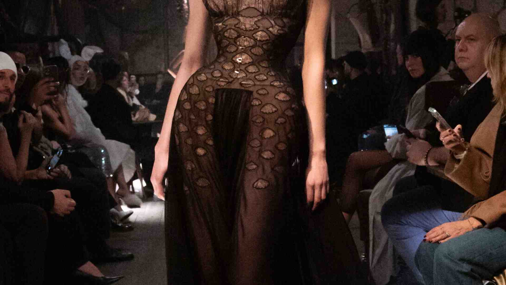 Automatismi pericolosi: la politica e la moda nell'era della seduzione digitale