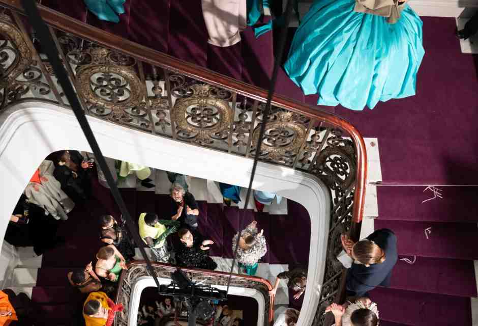 Trame sottili: così i rapporti fra abbigliamento e il potere non sono affatto facili