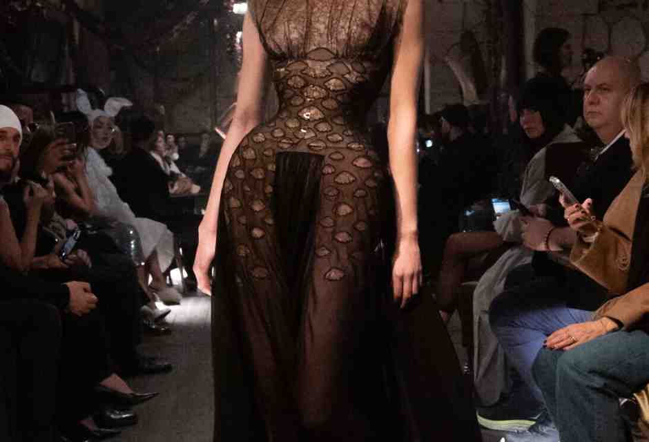 Automatismi pericolosi: la politica e la moda nell'era della seduzione digitale