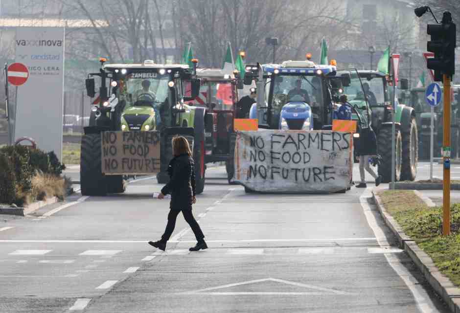 Ecco la "velina" di Lollobrigida. Le proteste dei trattori? Causate dalle merci ucraine