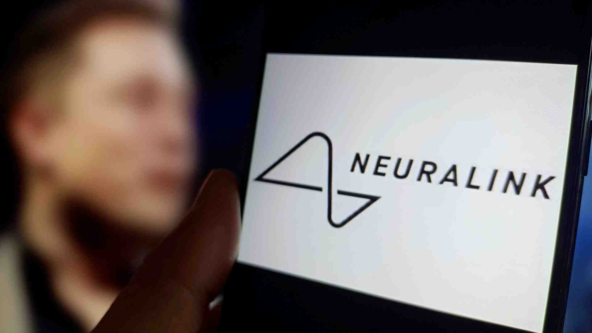 Come funziona il chip nel cervello di Neuralink. Un'innovazione tra grandi dubbi e grandi speranze