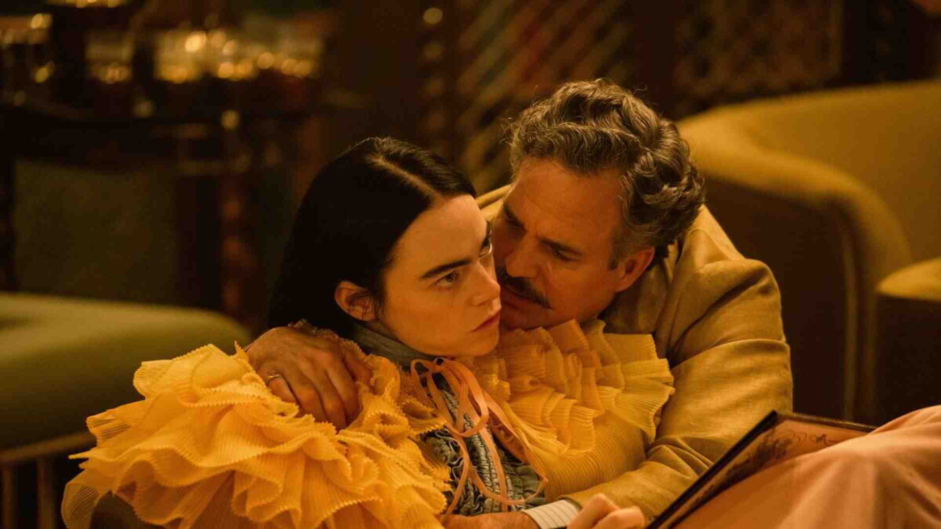 "Povere Creature" riporta al cinema scene disinibite. Ce n’era bisogno