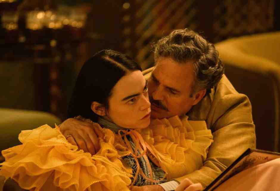 "Povere Creature" riporta al cinema scene disinibite. Ce n’era bisogno