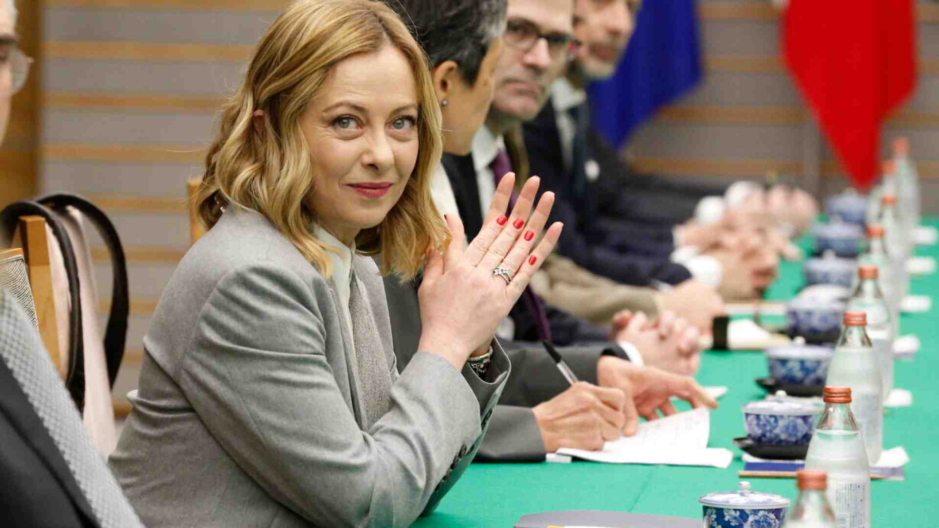 Meloni celebra l’amicizia con Tokyo senza parlare mai di Cina. Però manda il Cavour in Asia