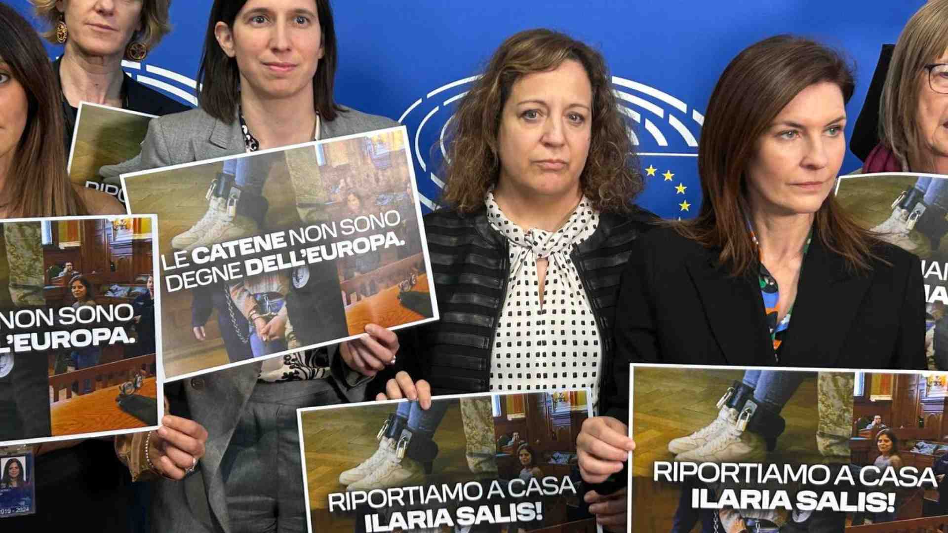 Schlein porta a Strasburgo il caso Salis. Il botta e risposta con Meloni: "Lei è al governo"