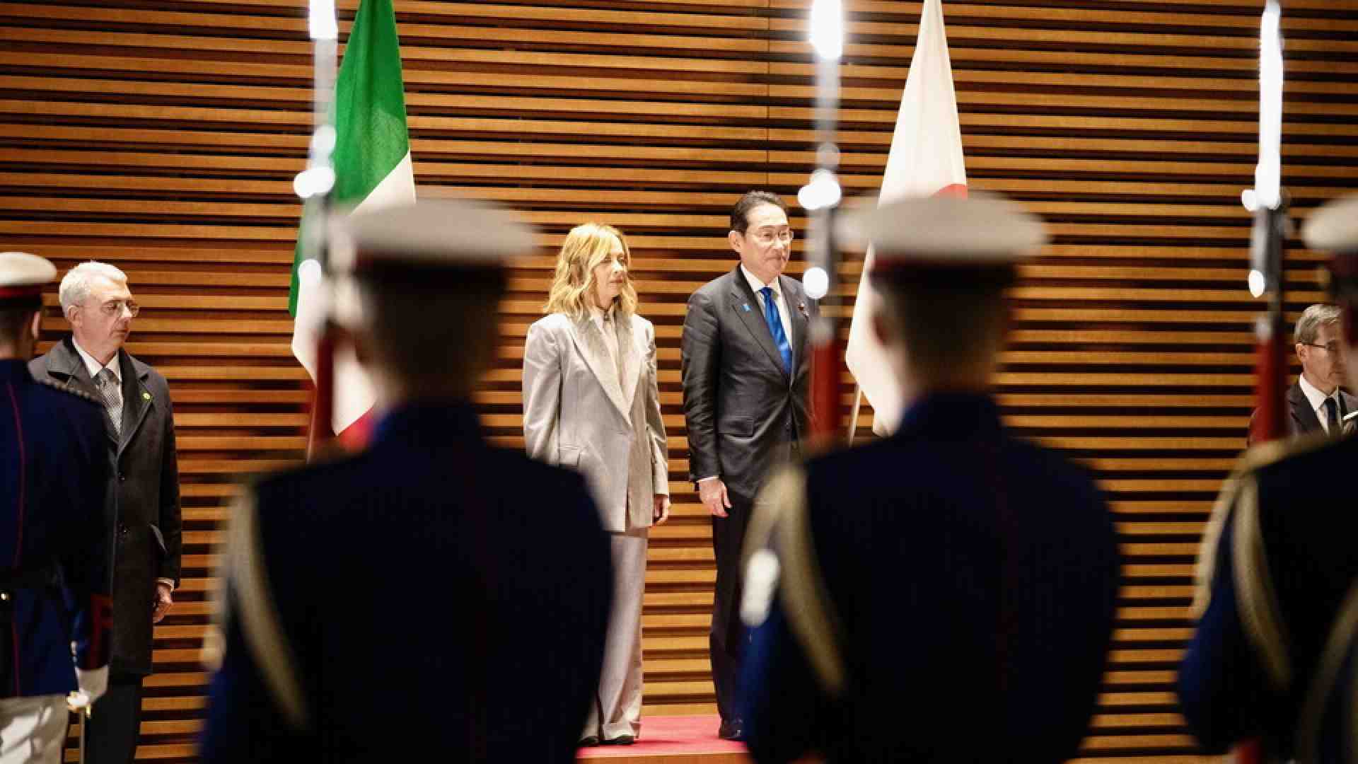 Meloni vola a Tokyo e inaugura il G7. I guai del partner Kishida