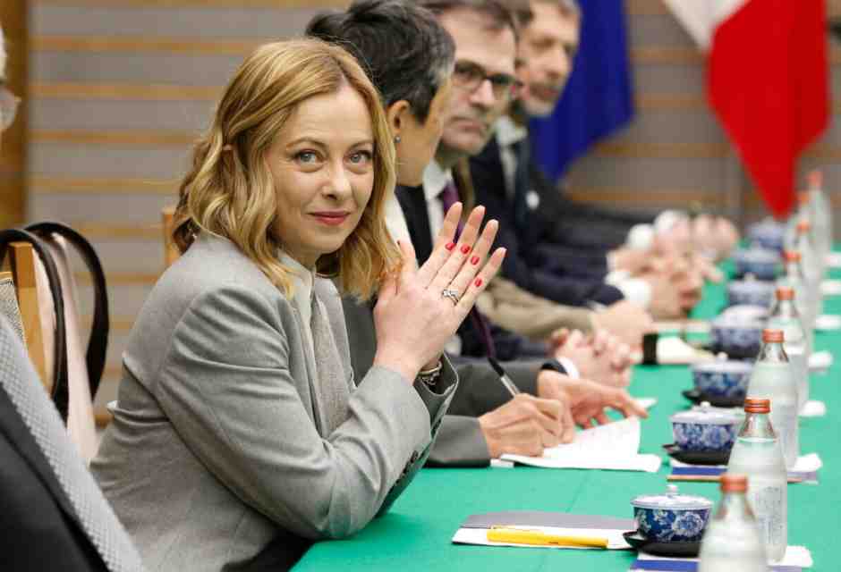 Meloni celebra l’amicizia con Tokyo senza parlare mai di Cina. Però manda il Cavour in Asia