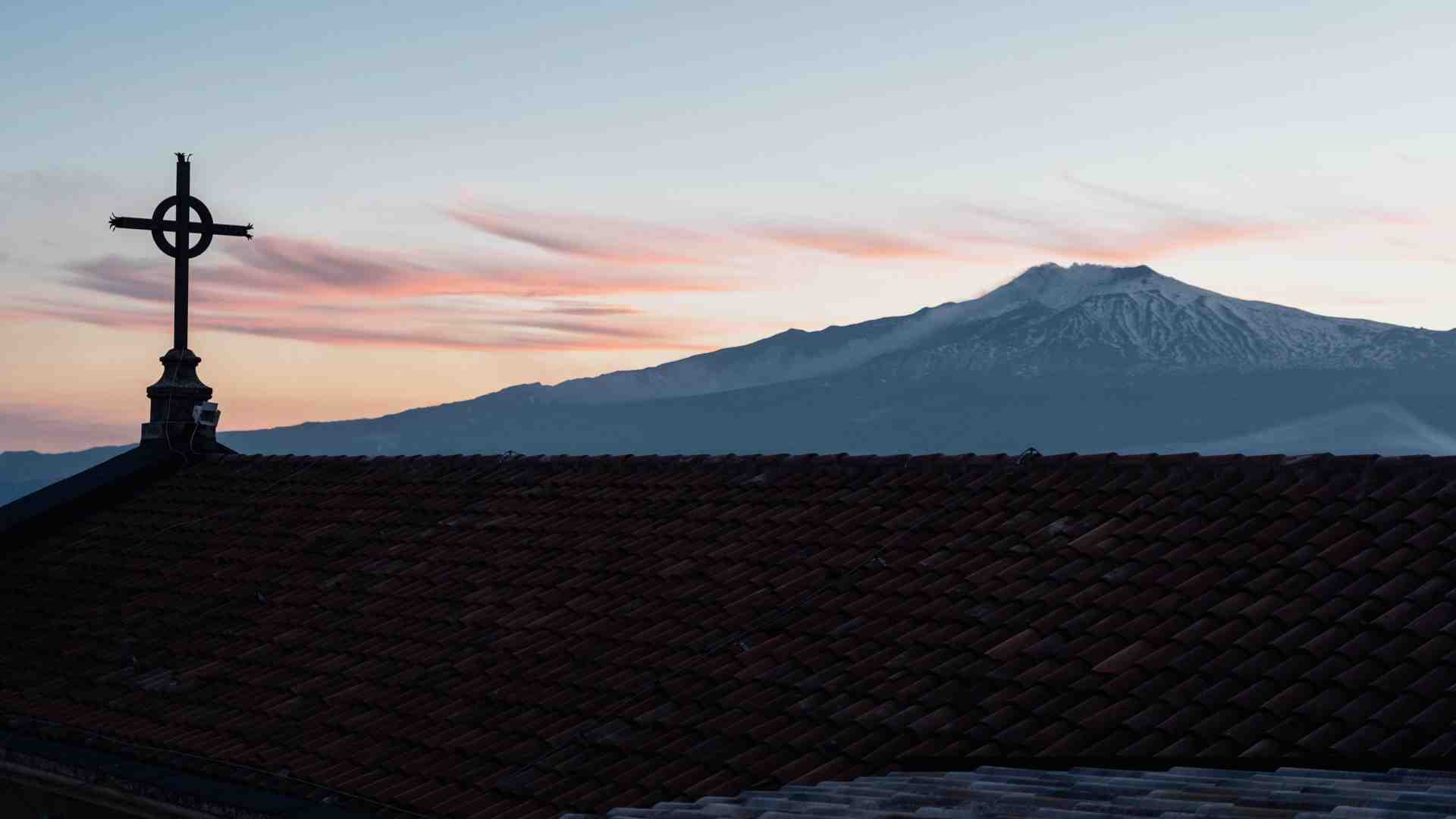 Il giudice che scopre i cannoli e quello che riceve una testa di capretto